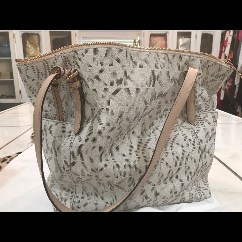 Michael Kors Signature Tote & Wallet-Vanilla